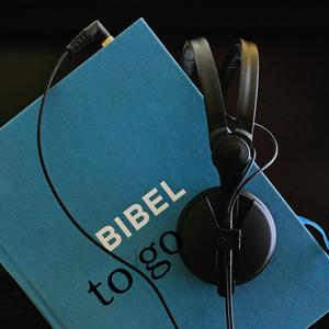 Höre Bibel to go. Die Lesungen des Tages in der App.