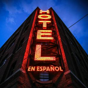 Höre Hotel en español in der App.